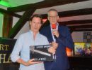 robert lackner bekam den harzer hammer von mordsharz chef christoph lampert ueberreicht